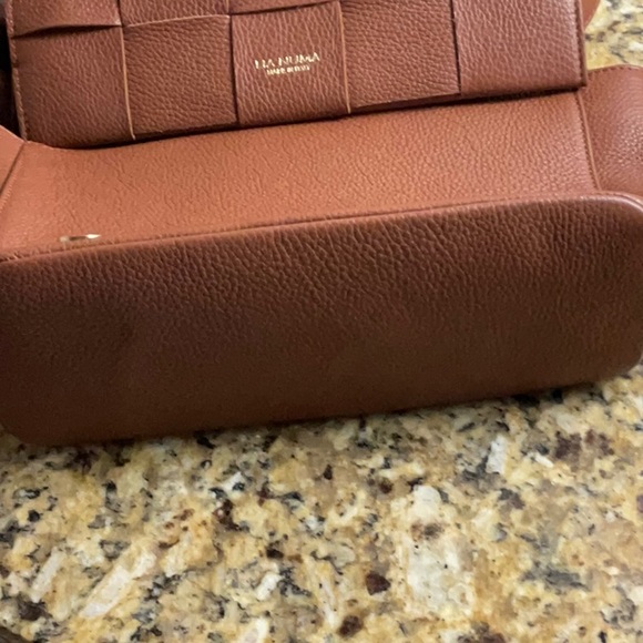 Elegant Brown Woven Crossbody Bag - Picture 8 of 11